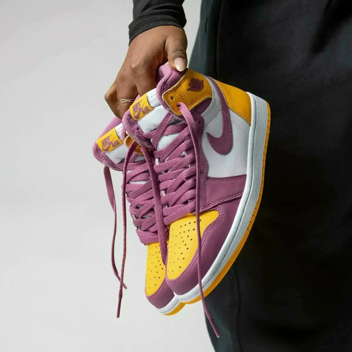 Air Jordan 1 retro high og university gold ligh bordeaux